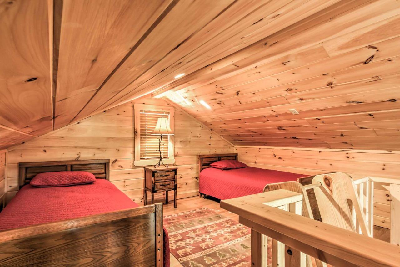 Private Sevierville Cabin With Mountain Views And Loft Exterior photo